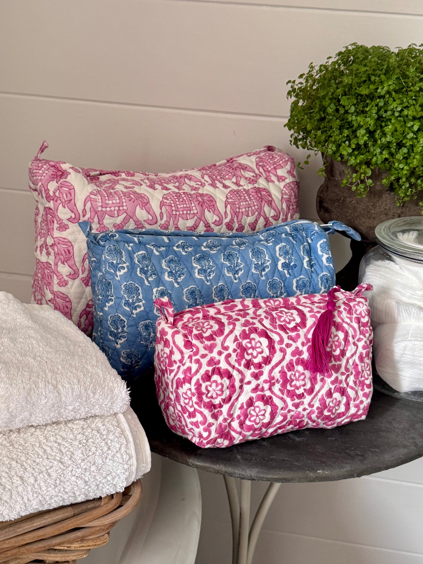 GIANT PINK ELEPHANT WASH BAG
