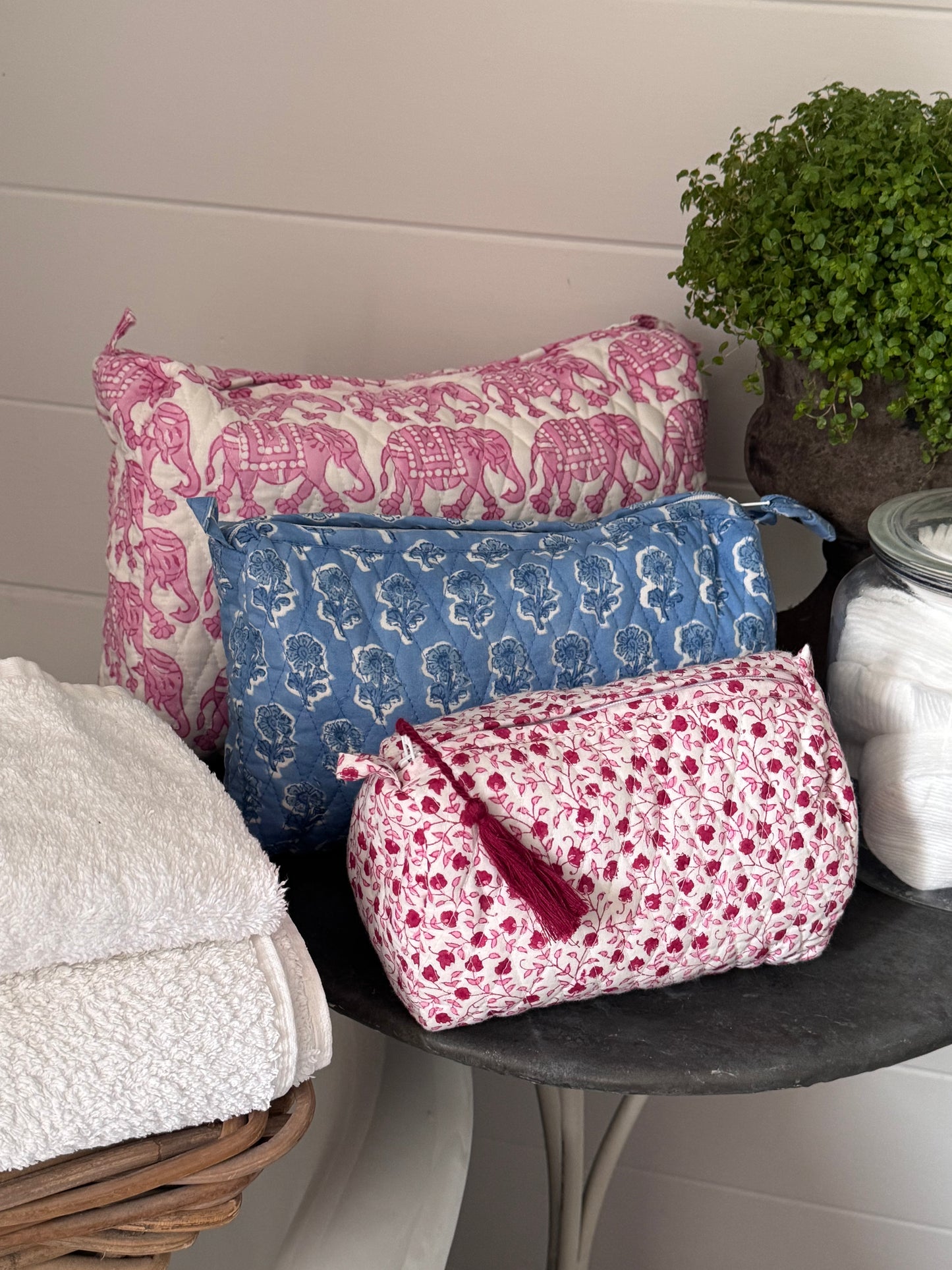 GIANT PINK ELEPHANT WASH BAG