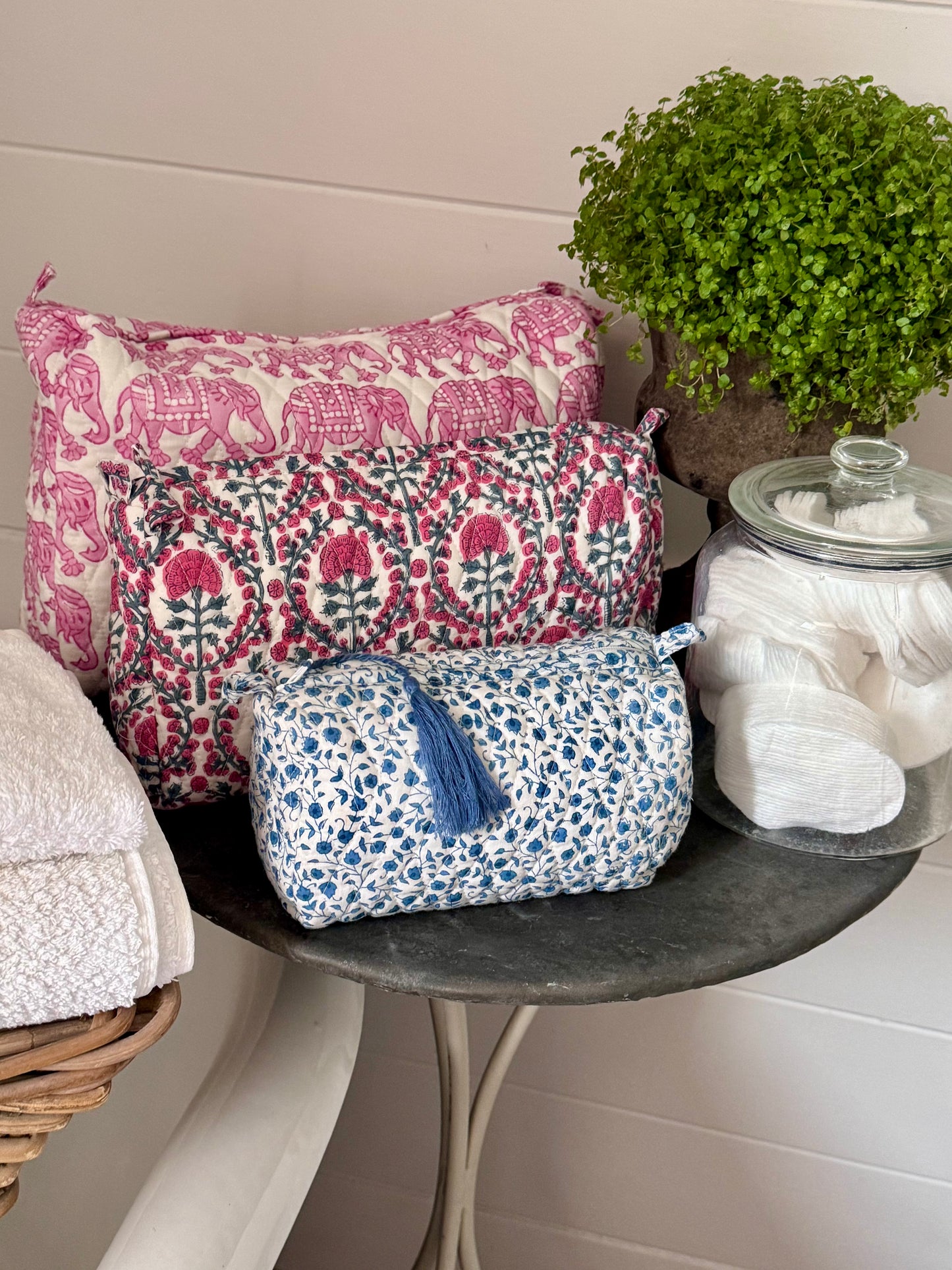 GIANT PINK ELEPHANT WASH BAG