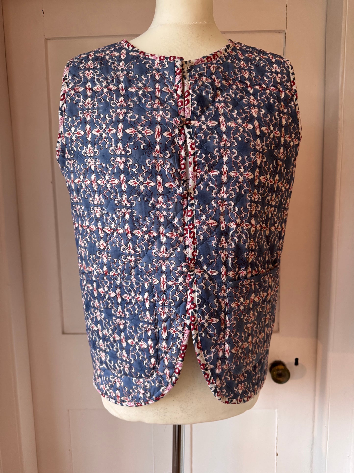 BLUE AND RED GABLE GILET