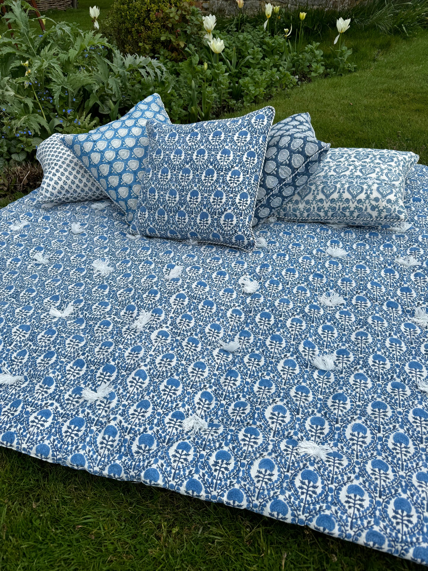 BLUE TRELLIS BENCH QUILT