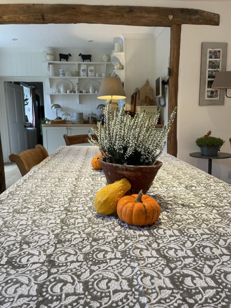 PUTTY FLORAL TABLECLOTH