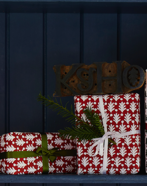 RED ACORN WRAPPING PAPER