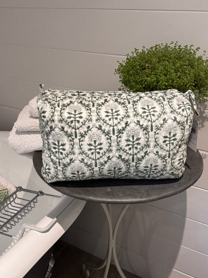 GIANT GREEN REVERSE TRELLIS WASH BAG