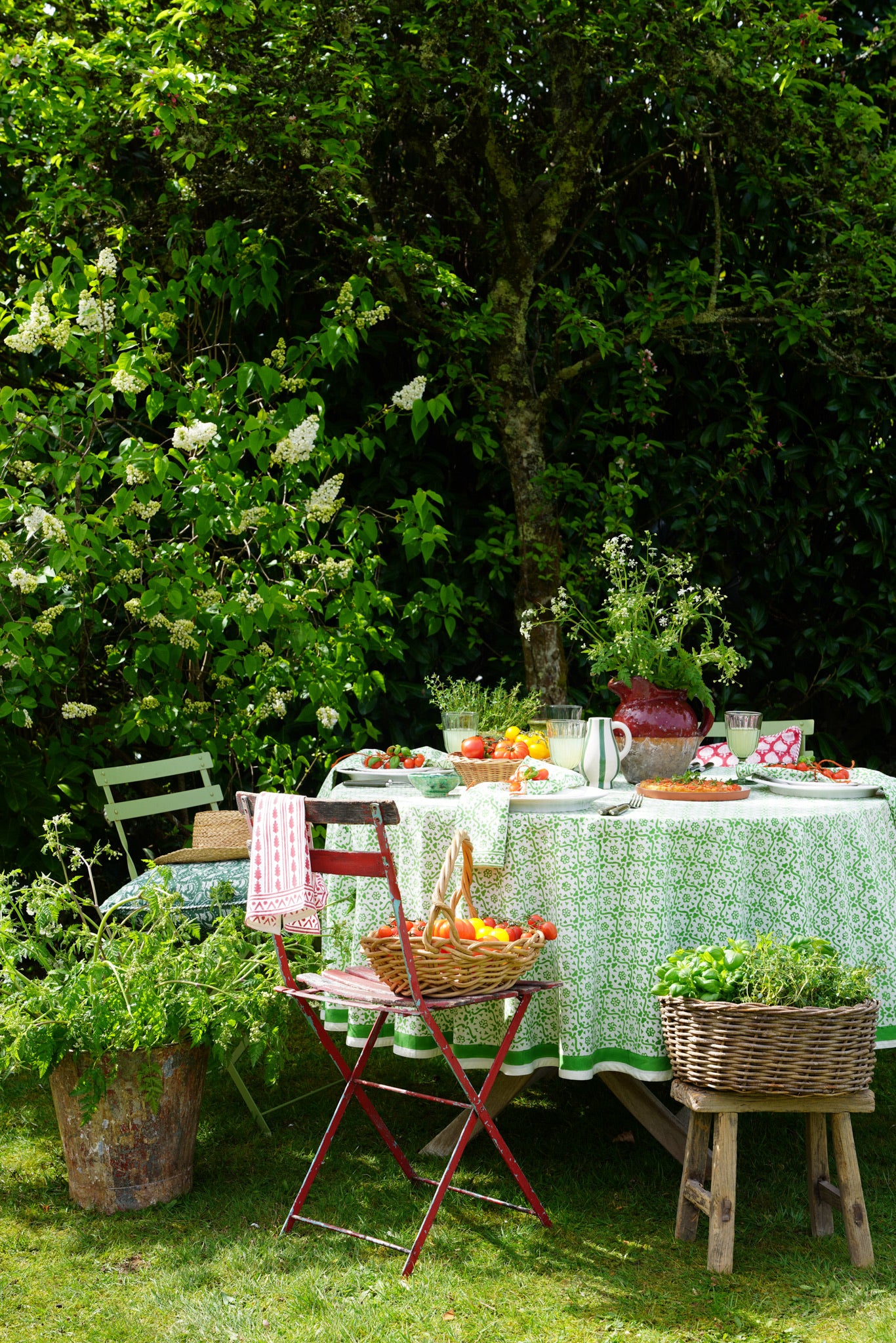 GREEN CHELSEA BLOOM TABLECLOTH