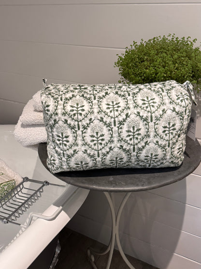GIANT GREEN REVERSE TRELLIS WASH BAG