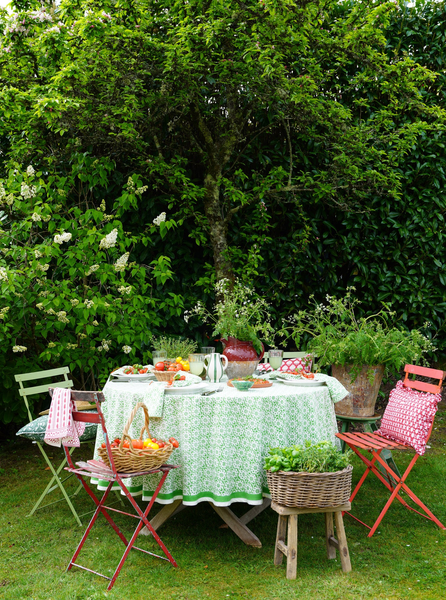 GREEN CHELSEA BLOOM TABLECLOTH