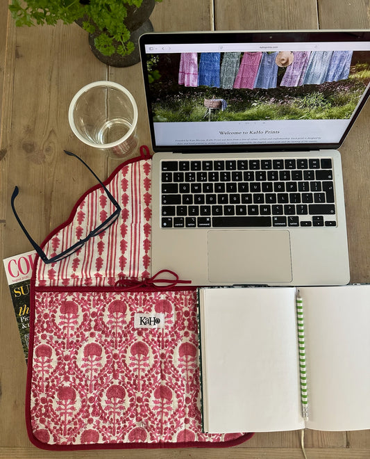 PINK AND RED TRELLIS LAPTOP CASE