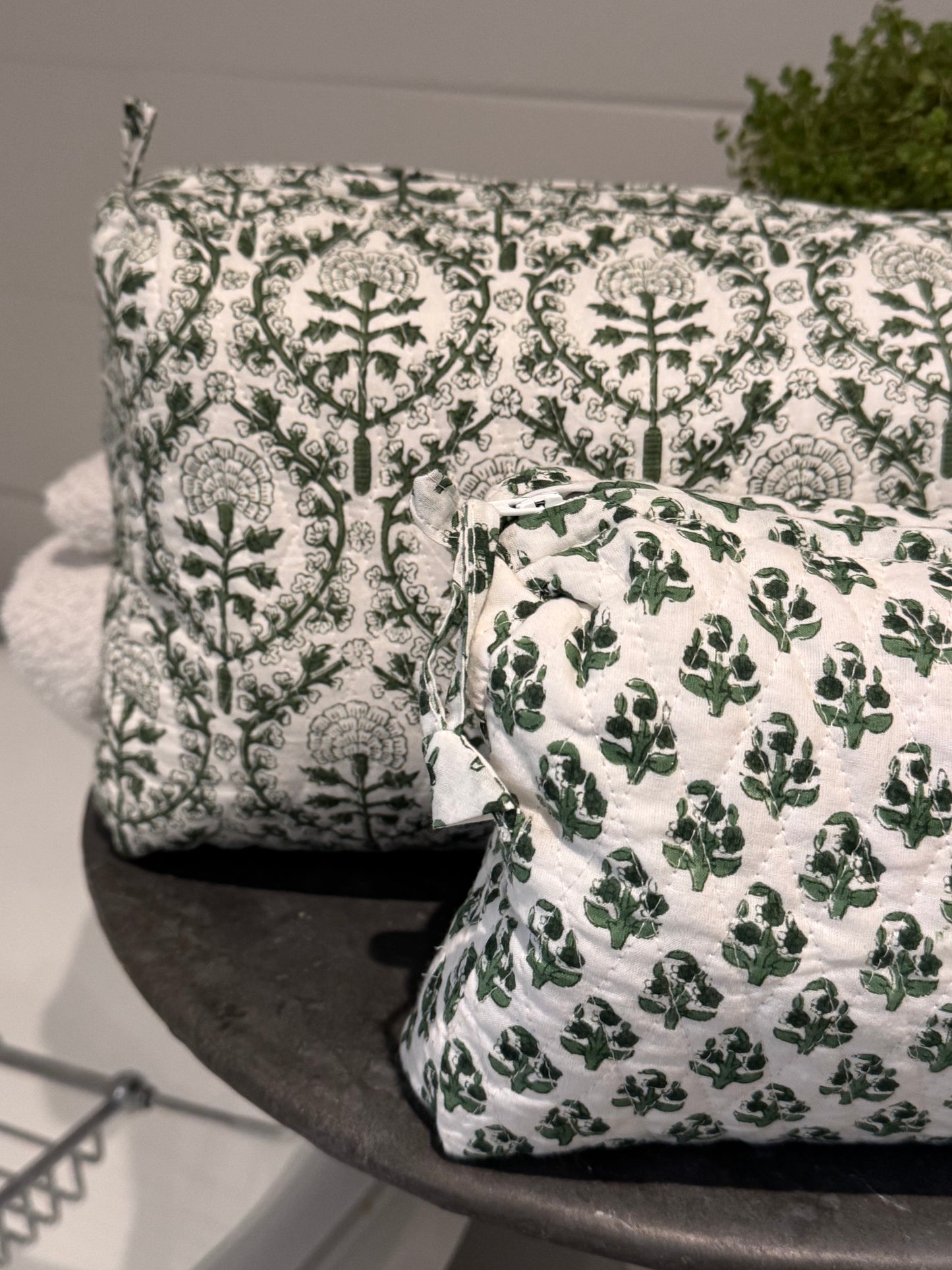 GIANT GREEN REVERSE TRELLIS WASH BAG