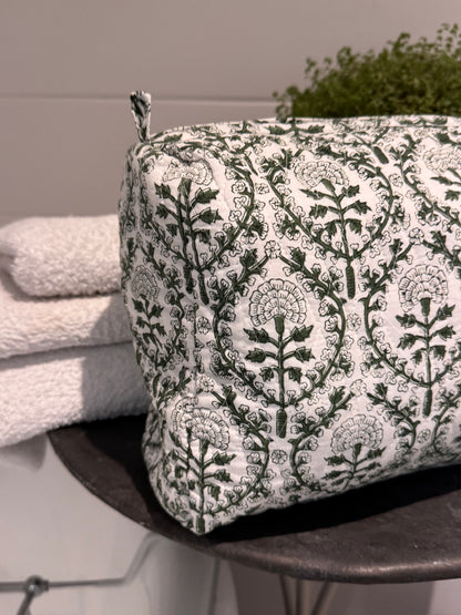 GIANT GREEN REVERSE TRELLIS WASH BAG