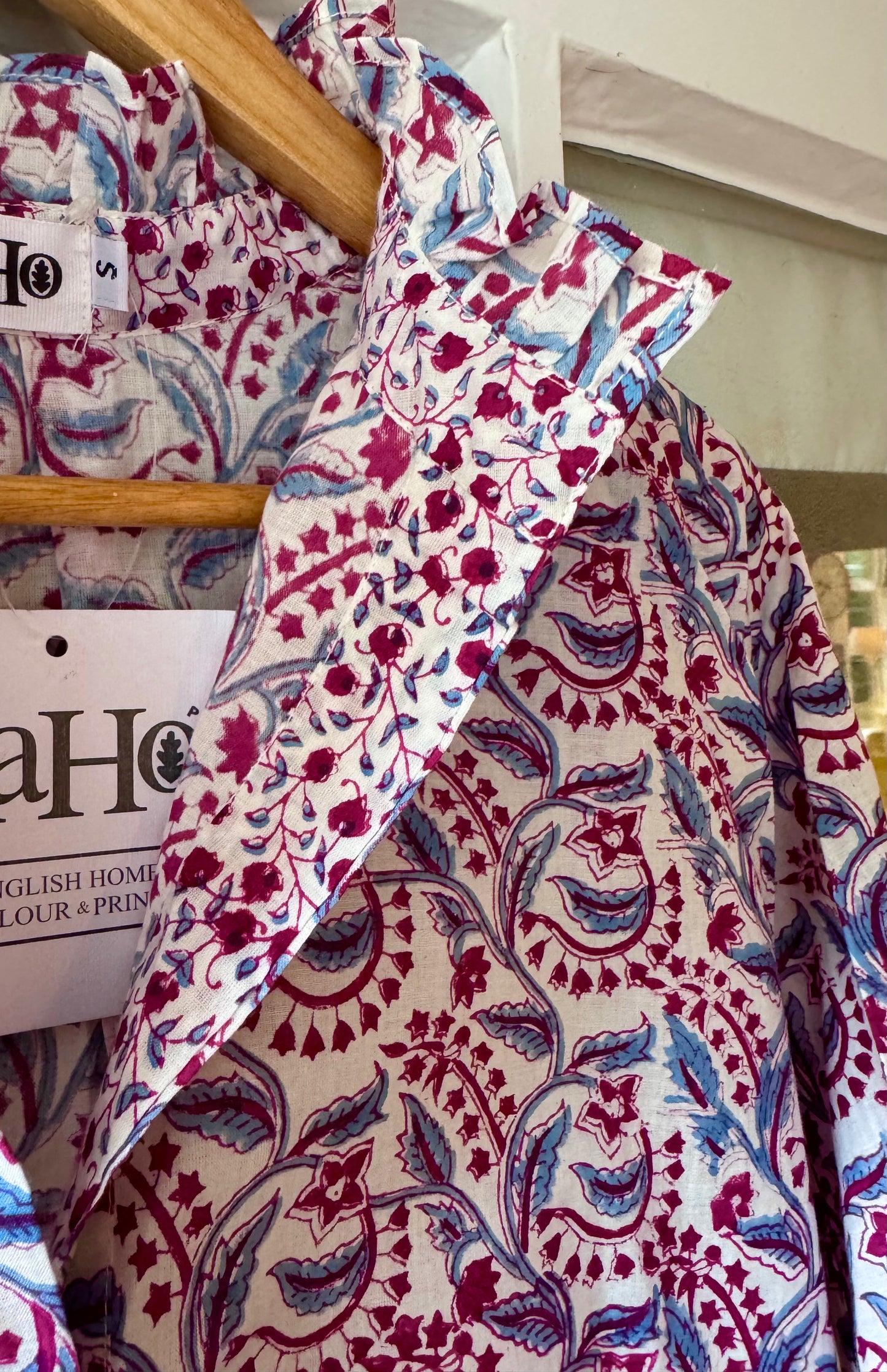 RASPBERRY AND BLUE REVERSE FLORAL