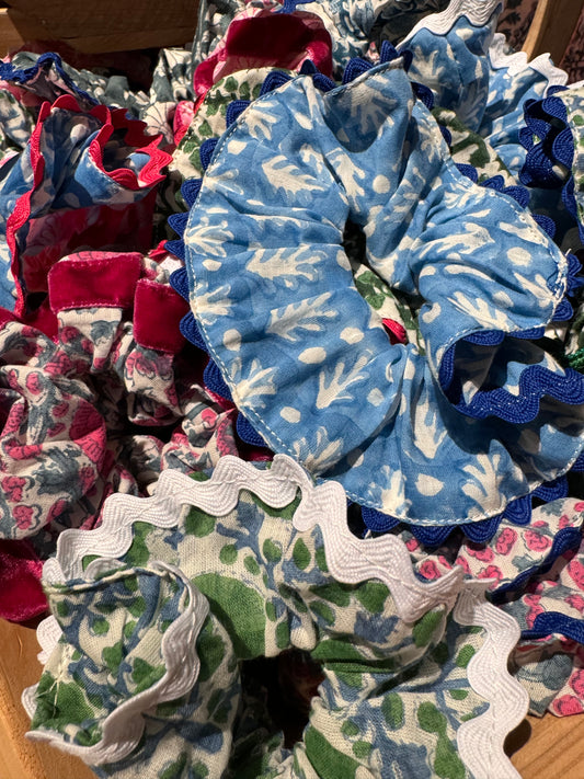 DELUXE SCRUNCHIES