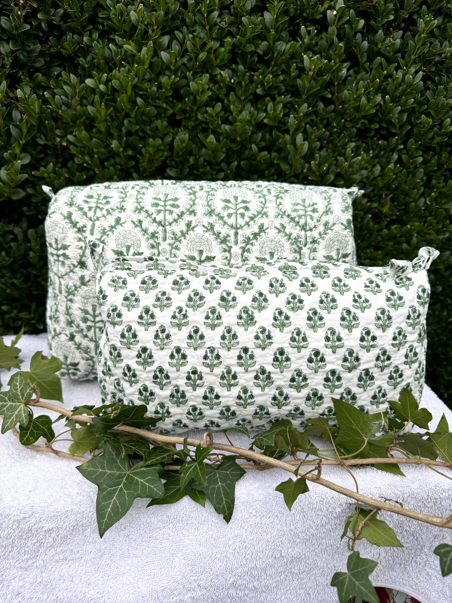 GIANT GREEN TRELLIS WASH BAG