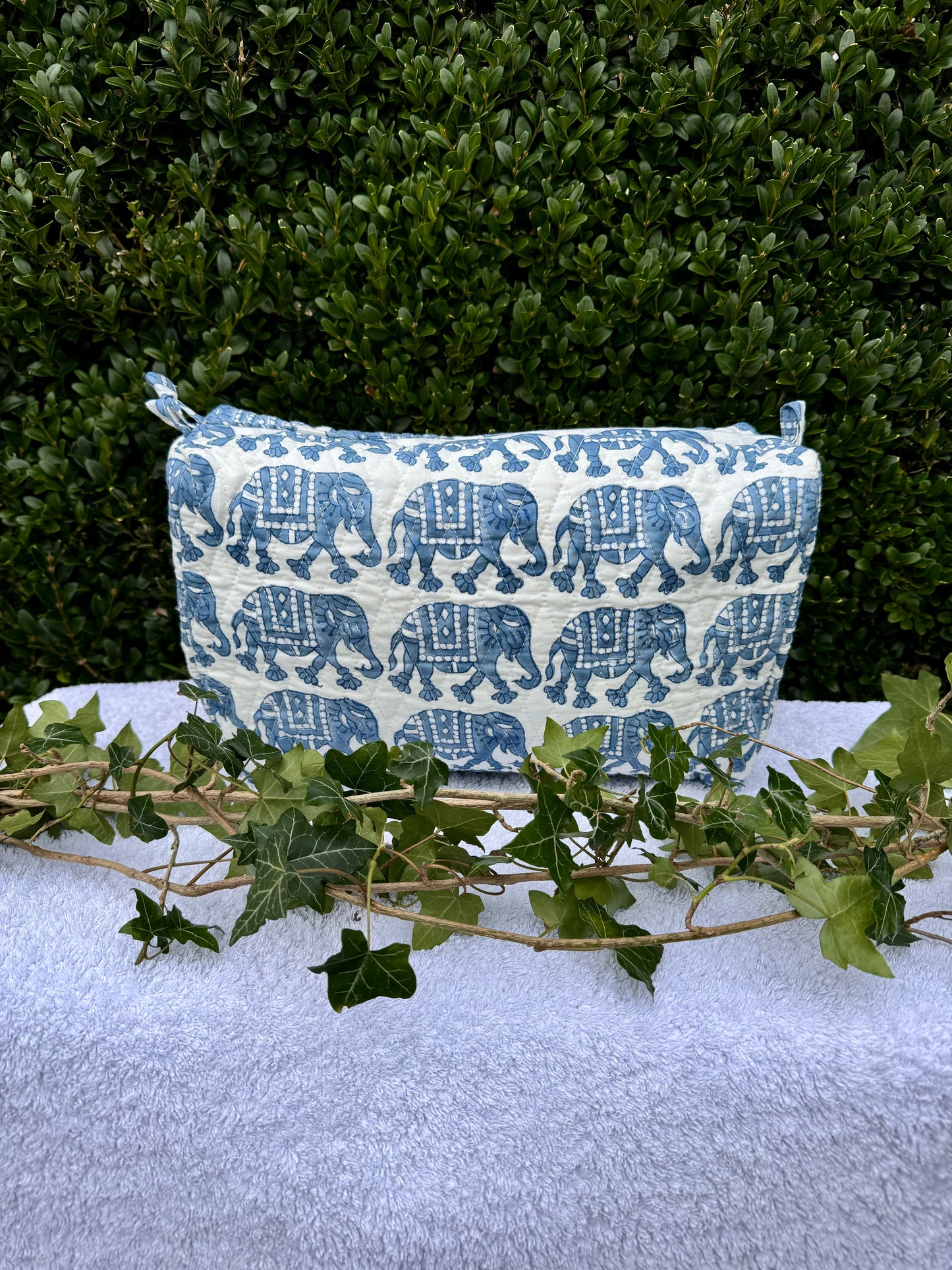 GIANT BLUE ELEPHANTS WASH BAG