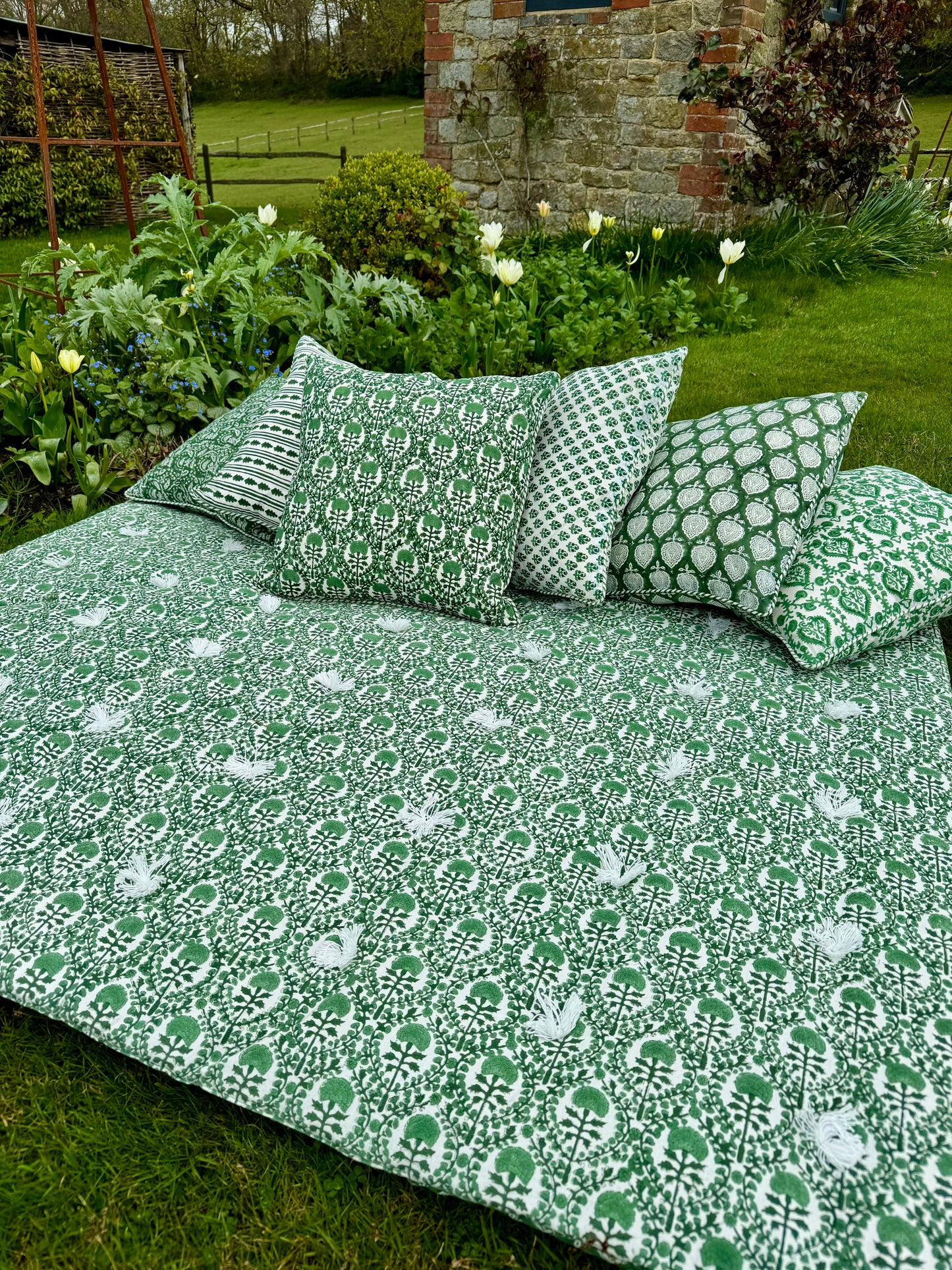 GREEN TRELLIS BENCH QUILT