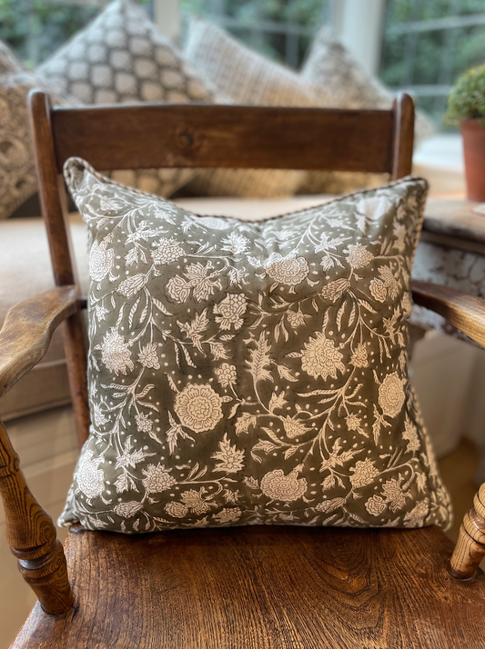 PUTTY SNOWY FLORAL CUSHION